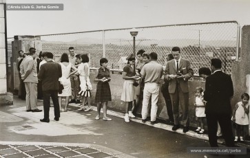 (7/9) Any 1965. Anunci d’un obsequi per a tots els turistes que visitessin Can Jorba i visita d’un grup de turistes convidats; alguns d’ells es posen la típica barretina. Aquesta campanya formava part de la gran promoció turistica que s’havia començat a fer a Catalunya en aquesta època.