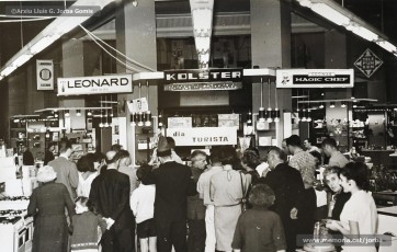 (6/9) Any 1965. Anunci d’un obsequi per a tots els turistes que visitessin Can Jorba i visita d’un grup de turistes convidats; alguns d’ells es posen la típica barretina. Aquesta campanya formava part de la gran promoció turistica que s’havia començat a fer a Catalunya en aquesta època.