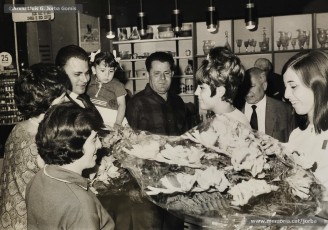 (2/7) Any 1965. Visita als Magatzems Jorba d’un grup de turistes convidats per l’empresa. Els rep Pere Jorba Puigsubirà, president del Consell d’Administració de l’empresa.