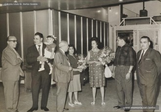 (4/7) Any 1965. Visita als Magatzems Jorba d’un grup de turistes convidats per l’empresa. Els rep Pere Jorba Puigsubirà, president del Consell d’Administració de l’empresa.
