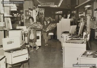 (3/7) Any 1965. Visita als Magatzems Jorba d’un grup de turistes convidats per l’empresa. Els rep Pere Jorba Puigsubirà, president del Consell d’Administració de l’empresa.