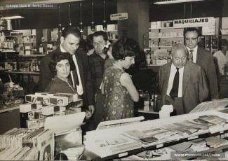 (6/7) Any 1965. Visita als Magatzems Jorba d’un grup de turistes convidats per l’empresa. Els rep Pere Jorba Puigsubirà, president del Consell d’Administració de l’empresa.