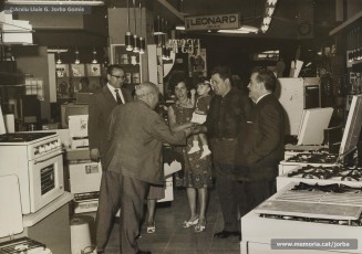 (5/7) Any 1965. Visita als Magatzems Jorba d’un grup de turistes convidats per l’empresa. Els rep Pere Jorba Puigsubirà, president del Consell d’Administració de l’empresa.