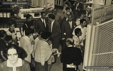 (4/15) 25/8/1966. Cartell de benvinguda als turistes a la façana de Cal Jorba i visita d’un grup de turistes convidats dins la campanya del “Dia del Turista” de la provincia de Barcelona a la qual es va unir el comerç manresà.