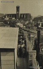 (8/15) 25/8/1966. Cartell de benvinguda als turistes a la façana de Cal Jorba i visita d’un grup de turistes convidats dins la campanya del “Dia del Turista” de la provincia de Barcelona a la qual es va unir el comerç manresà.