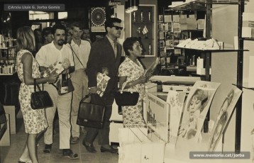 (9/15) 25/8/1966. Cartell de benvinguda als turistes a la façana de Cal Jorba i visita d’un grup de turistes convidats dins la campanya del “Dia del Turista” de la provincia de Barcelona a la qual es va unir el comerç manresà.