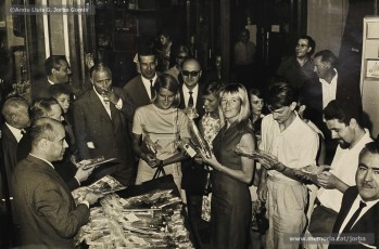 (10/15) 25/8/1966. Cartell de benvinguda als turistes a la façana de Cal Jorba i visita d’un grup de turistes convidats dins la campanya del “Dia del Turista” de la provincia de Barcelona a la qual es va unir el comerç manresà.