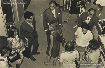 (12/15) 25/8/1966. Cartell de benvinguda als turistes a la façana de Cal Jorba i visita d’un grup de turistes convidats dins la campanya del “Dia del Turista” de la provincia de Barcelona a la qual es va unir el comerç manresà.