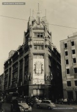 (13/15) 25/8/1966. Cartell de benvinguda als turistes a la façana de Cal Jorba i visita d’un grup de turistes convidats dins la campanya del “Dia del Turista” de la provincia de Barcelona a la qual es va unir el comerç manresà.