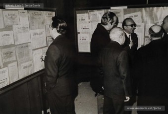 (4/33) Febrer 1970. Vistes de l’exposició. Aquesta exposició va ser important perquè, per primera vegada dins la dictadura franquista, es va poder presentar públicament la gran quantitat de premsa en català i d'esquerres que havia existit a Manresa abans de 1939.