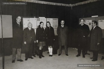 (4/4) Febrer de 1970. Anunci de l’exposició de premsa manresana a la 5ª planta dels Magatzems Jorba amb motiu de les Festes de la Llum i acte d’inauguració de l’exposició amb Pere Jorba Puigsubirà. A la fotografia veiem, d’esquerra a dreta, l’advocat Ramon Espelt, Pere Jorba, Teresa Codinach i Carme Vidal –administradores de les festes- Jaume Puigbó Vilarasau, regidor de Cultura de l’Ajuntament, i Mossèn Josep M. Gasol, cronista de la ciutat.
