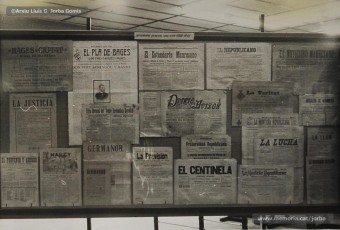 (13/33) Febrer 1970. Vistes de l’exposició. Aquesta exposició va ser important perquè, per primera vegada dins la dictadura franquista, es va poder presentar públicament la gran quantitat de premsa en català i d'esquerres que havia existit a Manresa abans de 1939.