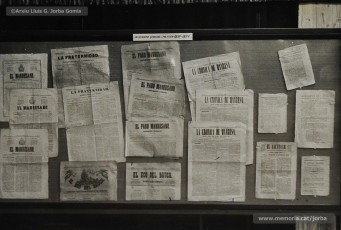 (12/33) Febrer 1970. Vistes de l’exposició. Aquesta exposició va ser important perquè, per primera vegada dins la dictadura franquista, es va poder presentar públicament la gran quantitat de premsa en català i d'esquerres que havia existit a Manresa abans de 1939.
