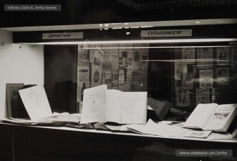 (18/33) Febrer 1970. Vistes de l’exposició. Aquesta exposició va ser important perquè, per primera vegada dins la dictadura franquista, es va poder presentar públicament la gran quantitat de premsa en català i d'esquerres que havia existit a Manresa abans de 1939.