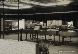 (25/33) Febrer 1970. Vistes de l’exposició. Aquesta exposició va ser important perquè, per primera vegada dins la dictadura franquista, es va poder presentar públicament la gran quantitat de premsa en català i d'esquerres que havia existit a Manresa abans de 1939.