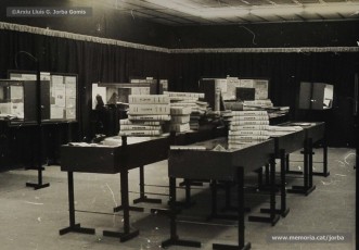 (22/33) Febrer 1970. Vistes de l’exposició. Aquesta exposició va ser important perquè, per primera vegada dins la dictadura franquista, es va poder presentar públicament la gran quantitat de premsa en català i d'esquerres que havia existit a Manresa abans de 1939.