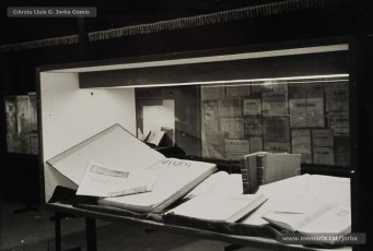 (28/33) Febrer 1970. Vistes de l’exposició. Aquesta exposició va ser important perquè, per primera vegada dins la dictadura franquista, es va poder presentar públicament la gran quantitat de premsa en català i d'esquerres que havia existit a Manresa abans de 1939.