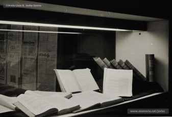 (27/33) Febrer 1970. Vistes de l’exposició. Aquesta exposició va ser important perquè, per primera vegada dins la dictadura franquista, es va poder presentar públicament la gran quantitat de premsa en català i d'esquerres que havia existit a Manresa abans de 1939.