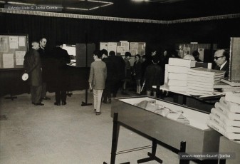 (31/33) Febrer 1970. Vistes de l’exposició. Aquesta exposició va ser important perquè, per primera vegada dins la dictadura franquista, es va poder presentar públicament la gran quantitat de premsa en català i d'esquerres que havia existit a Manresa abans de 1939.