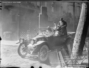 (3/3) Any 1919 o 1920. Cotxes anant pel Passeig de Pere III de Manresa, davant del Casino. El Passeig encara no estava pavimentat però ja hi havia les tradicionals cadires metàl·liques.