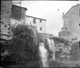 (1/8) Any 1917. Fotografies de la Creu del Tort i salt d’aigua, el Parc de la Seu, casa Caritat, la Font de Fans, el Pont Llarg, la masia de La Culla, la torre de Santa Caterina i la Font de Neptú.