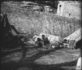 (1/2) Any 1919 o 1920. Campament de gitanos al costat del riu Cardener, a prop del pont de Sant Francesc.