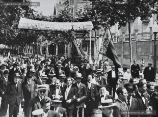 (1/4) 2/7/1933. Estada de l’Orfeó Català a Manresa. Veiem els cantaires al Passeig de Pere III, sortint de missa a la Seu i interpretant Els Segadors i El Cant a la Senyera a la Plaça Major, dirigits per Lluís Millet i Pagès. A la tarda del mateix dia, van oferir un concert al Kursaal al qual acudí gent de tota la comarca.