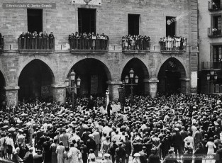 (3/4) 2/7/1933. Estada de l’Orfeó Català a Manresa. Veiem els cantaires al Passeig de Pere III, sortint de missa a la Seu i interpretant Els Segadors i El Cant a la Senyera a la Plaça Major, dirigits per Lluís Millet i Pagès. A la tarda del mateix dia, van oferir un concert al Kursaal al qual acudí gent de tota la comarca.