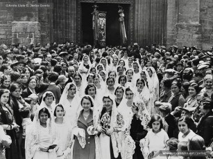 (2/4) 2/7/1933. Estada de l’Orfeó Català a Manresa. Veiem els cantaires al Passeig de Pere III, sortint de missa a la Seu i interpretant Els Segadors i El Cant a la Senyera a la Plaça Major, dirigits per Lluís Millet i Pagès. A la tarda del mateix dia, van oferir un concert al Kursaal al qual acudí gent de tota la comarca.