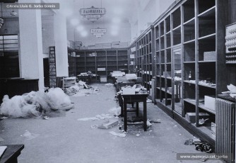 (4/5) El 23 de gener de 1939, el dia abans que entressin les tropes franquistes a Manresa, sembla que uns quants dependents de Cal Jorba van anar a proveir-se de coses als magatzems i, quan van acabar, van deixar les portes obertes. Això va facilitar que després hi entrés molta gent a requisar tot d’articles que hi quedaven a causa de la misèria que es patia per culpa de la guerra.