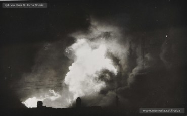 (2/5) 23/9/1946. A dos quarts de deu de la nit, un devastador incendi va destruir l’edifici que servia com a fàbrica i exposició de mobles dels Magatzems Jorba a la Muralla de Sant Domènec.