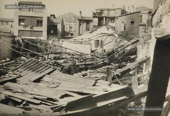 (13/20) 24/9/1946. Estat de les instal·lacions després de l’incendi. Únicament van quedar en peu els elements estructurals de l’edifici, tota la resta va ser destruït pel foc. L’edifici va ser reconstruït de nova planta i dos anys després s’hi va inaugurar la nova botiga de mobles Jorba. Aquest edifici continua en peu i actualment és la seu del Consell Comarcal del Bages.