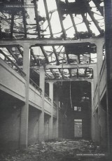 (16/20) 24/9/1946. Estat de les instal·lacions després de l’incendi. Únicament van quedar en peu els elements estructurals de l’edifici, tota la resta va ser destruït pel foc. L’edifici va ser reconstruït de nova planta i dos anys després s’hi va inaugurar la nova botiga de mobles Jorba. Aquest edifici continua en peu i actualment és la seu del Consell Comarcal del Bages.