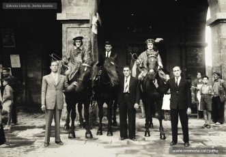 21/10/1951. El banderer i els heralds de la ciutat davant l’Ajuntament de Manresa.