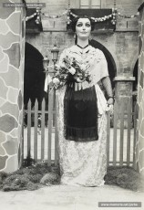 (2/3) 21/10/1951. La pubilla de Manresa a la Plaça Major. A cada banda del ninot, que representava l’entrada i el pati d’una masia catalana, hi havia els versos de la “Cançó de la Pubilla”, escrita pel farmacèutic i músic manresà Josep M. Mestre Miret (1918-2002). A la tarda es va fer una xocolatada, repartiment de flabiols i elevació de bombes japoneses per la canalla; finalment, a les 6, es va encendre el ninot i es va fer una audició de sardanes.