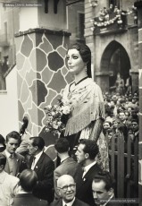 (3/3) 21/10/1951. La pubilla de Manresa a la Plaça Major. A cada banda del ninot, que representava l’entrada i el pati d’una masia catalana, hi havia els versos de la “Cançó de la Pubilla”, escrita pel farmacèutic i músic manresà Josep M. Mestre Miret (1918-2002). A la tarda es va fer una xocolatada, repartiment de flabiols i elevació de bombes japoneses per la canalla; finalment, a les 6, es va encendre el ninot i es va fer una audició de sardanes.