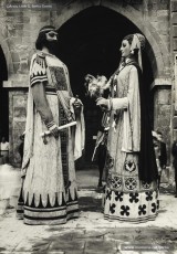 (3/4) Fotos dels gegants de Manresa en diferents dates. La primera correspon al perìode 1930-36 i està feta davant l’Escorxador. La segona i la tercera possiblement corresponen al perìode 1940-50 i la quarta al període 1960-1965, en què s’observa un canvi en els vestits dels gegants.