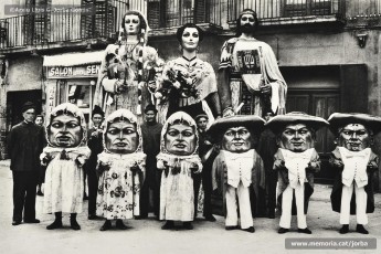 (4/4) Fotos dels gegants de Manresa en diferents dates. La primera correspon al perìode 1930-36 i està feta davant l’Escorxador. La segona i la tercera possiblement corresponen al perìode 1940-50 i la quarta al període 1960-1965, en què s’observa un canvi en els vestits dels gegants.