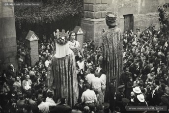 (1/3) 21/10/1951. A iniciativa del gremi de Sant Lluc, es va fer donació a la ciutat d’una pubilla per unir-la als gegants de Manresa. A la primera foto es veu la pubilla sortint del local de la Creu Roja i els gegants de Barcelona, que n’eren els padrins, que la van a rebre. Tot seguit es van dirigir a la Seu.