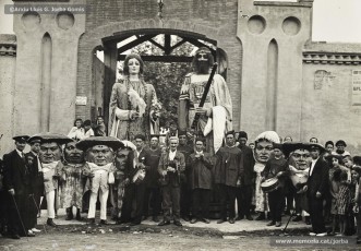 (1/4) Fotos dels gegants de Manresa en diferents dates. La primera correspon al perìode 1930-36 i està feta davant l’Escorxador. La segona i la tercera possiblement corresponen al perìode 1940-50 i la quarta al període 1960-1965, en què s’observa un canvi en els vestits dels gegants.