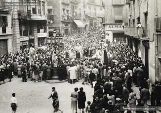 (1/3) 21/10/1951. Després de sortir de la Seu, tots els gegants van fer un recorregut per Manresa passant pels carrers Vallfonollosa, les Piques, Plana de l’Om, Born, Àngel Guimerà, Passeig de Pere III, Muralla del Carme, Joc de la Pilota, Sobrerroca, fins a la Plaça Major. Aquí veiem els gegants de Barcelona, els gegants vells i els gegants nous de Berga a la Plana de l’Om.
