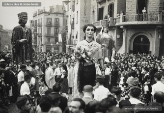 (1/2) 21/10/1951. La Pubilla a Sant Domènec i a la Muralla del Carme, envoltada pels membres de l’Agrupació Manresana de Folklore que executava la “Dansa de la Pubilleta” del mestre Francesc Juanola, amb coreografia d’Antoni Reguant.