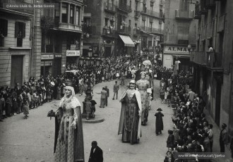 (3/3) 21/10/1951. Després de sortir de la Seu, tots els gegants van fer un recorregut per Manresa passant pels carrers Vallfonollosa, les Piques, Plana de l’Om, Born, Àngel Guimerà, Passeig de Pere III, Muralla del Carme, Joc de la Pilota, Sobrerroca, fins a la Plaça Major. Aquí veiem els gegants de Barcelona, els gegants vells i els gegants nous de Berga a la Plana de l’Om.