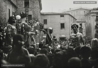 (3/3) 21/10/1951. A iniciativa del gremi de Sant Lluc, es va fer donació a la ciutat d’una pubilla per unir-la als gegants de Manresa. A la primera foto es veu la pubilla sortint del local de la Creu Roja i els gegants de Barcelona, que n’eren els padrins, que la van a rebre. Tot seguit es van dirigir a la Seu.