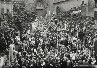 (2/2) 21/10/1951. Sortida de la missa que es va fer a la Seu. Davant de l’església es va fer la benedicció de la nova figura. Els gegants assistents a la trobada, procedents de 9 poblacions diferents, estan plantats al llarg del recorregut; a la segona foto es veuen els gegants de Manresa, al seu darrere els de Barcelona i la Pubilla, i
