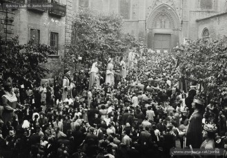 (2/3) 21/10/1951. A iniciativa del gremi de Sant Lluc, es va fer donació a la ciutat d’una pubilla per unir-la als gegants de Manresa. A la primera foto es veu la pubilla sortint del local de la Creu Roja i els gegants de Barcelona, que n’eren els padrins, que la van a rebre. Tot seguit es van dirigir a la Seu.