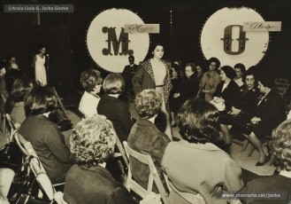 (1/9) Any 1965. Amb motiu de la V reunió anual de l’Acadèmia de Ciències Mèdiques, a la 5ª planta, Magatzems Jorba organitzava una desfilada de models de tardor per a les esposes dels metges assistents a la reunió.