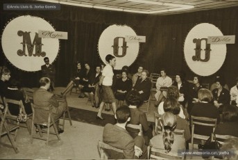 (2/9) Any 1965. Amb motiu de la V reunió anual de l’Acadèmia de Ciències Mèdiques, a la 5ª planta, Magatzems Jorba organitzava una desfilada de models de tardor per a les esposes dels metges assistents a la reunió.
