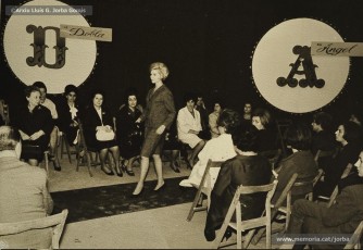 (3/9) Any 1965. Amb motiu de la V reunió anual de l’Acadèmia de Ciències Mèdiques, a la 5ª planta, Magatzems Jorba organitzava una desfilada de models de tardor per a les esposes dels metges assistents a la reunió.