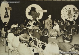 (4/9) Any 1965. Amb motiu de la V reunió anual de l’Acadèmia de Ciències Mèdiques, a la 5ª planta, Magatzems Jorba organitzava una desfilada de models de tardor per a les esposes dels metges assistents a la reunió.